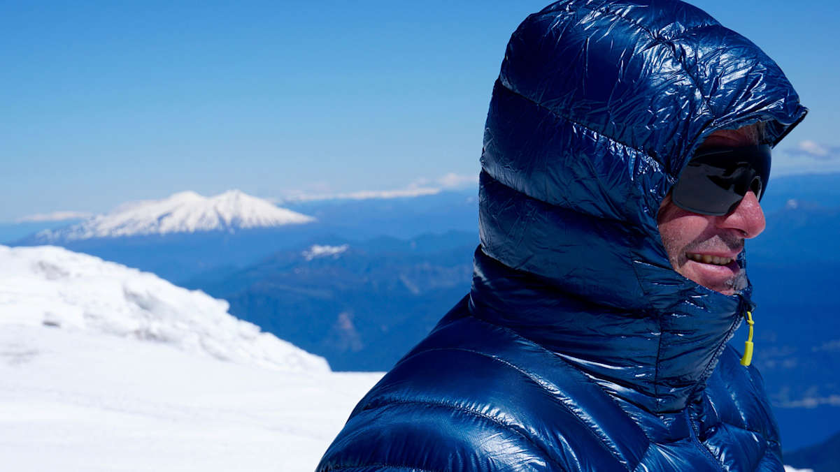 Die Kapuze mit kleinem Schild folgt den Bewegungen des Kopfes