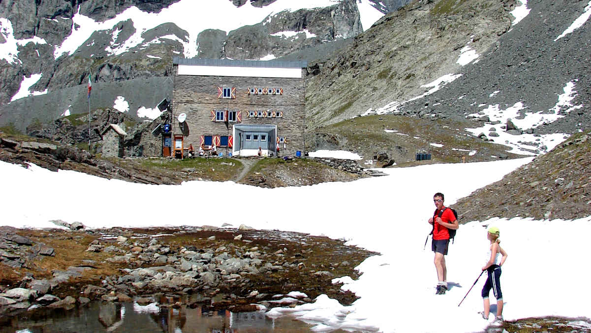 Das Rifugio Gastaldi liegt auf 2.659 m und ist Ausgangspunkt für zahlreiche Touren ins Hochgebirge.
