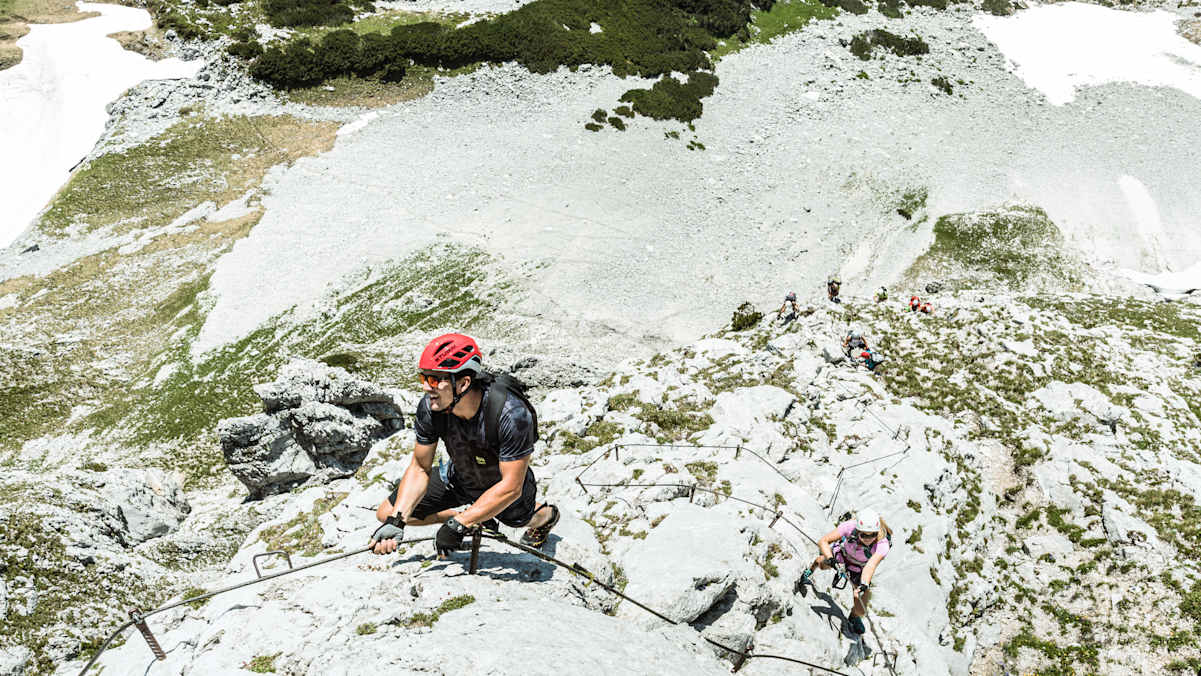 Tiefblick im Gamsblick-Klettersteig in der Steiermark