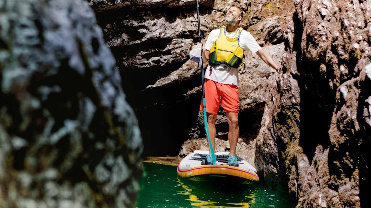 Ein Paddler in einer Gumpe.