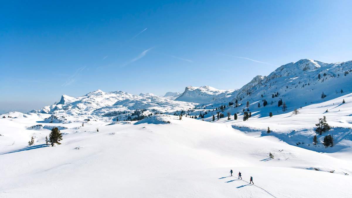 Skitourengeher im Winter im Toten Gebirge Luftaufnahme