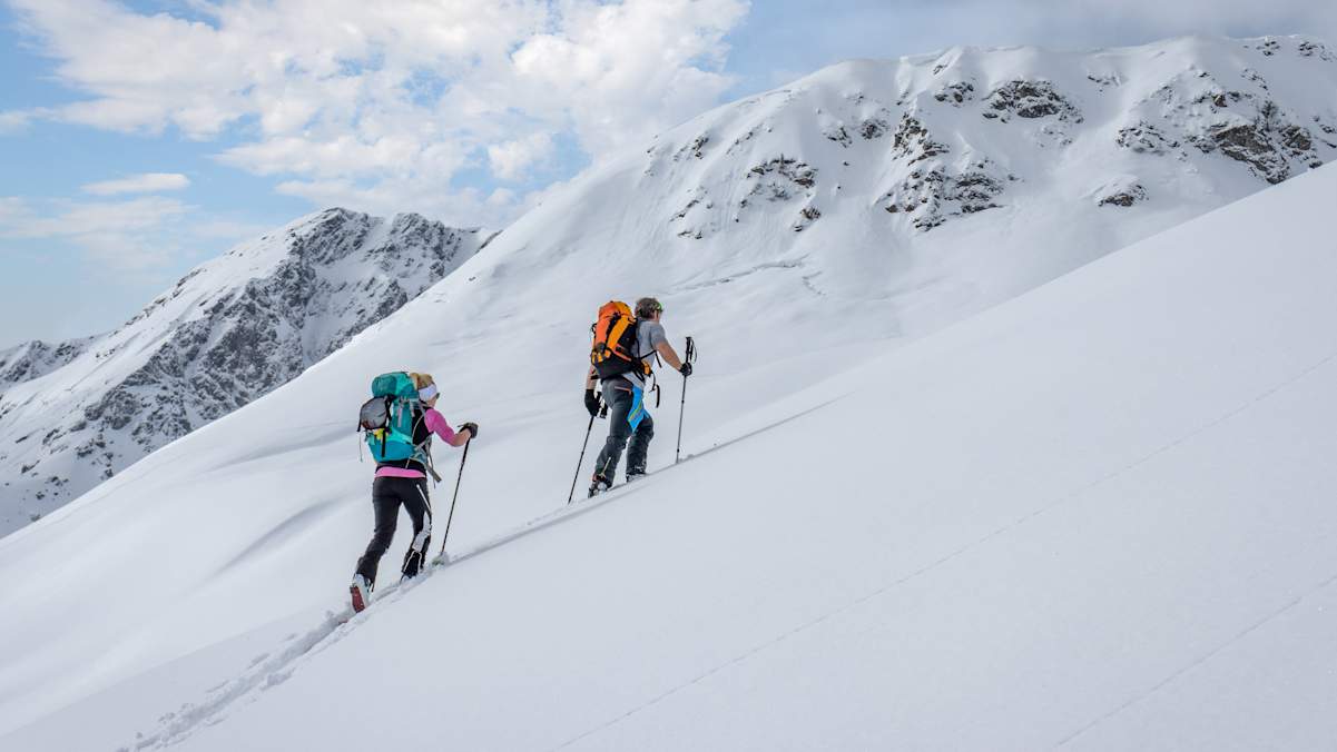 Skitourengeher in den winterlichen Alpen