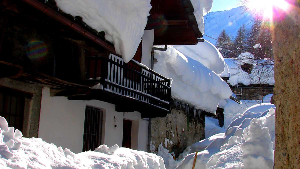 Tief verschneite Straße in Balme