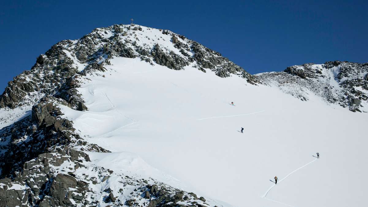 Skitourengeher auf der Ruderhofspitze im Gipfelbereich