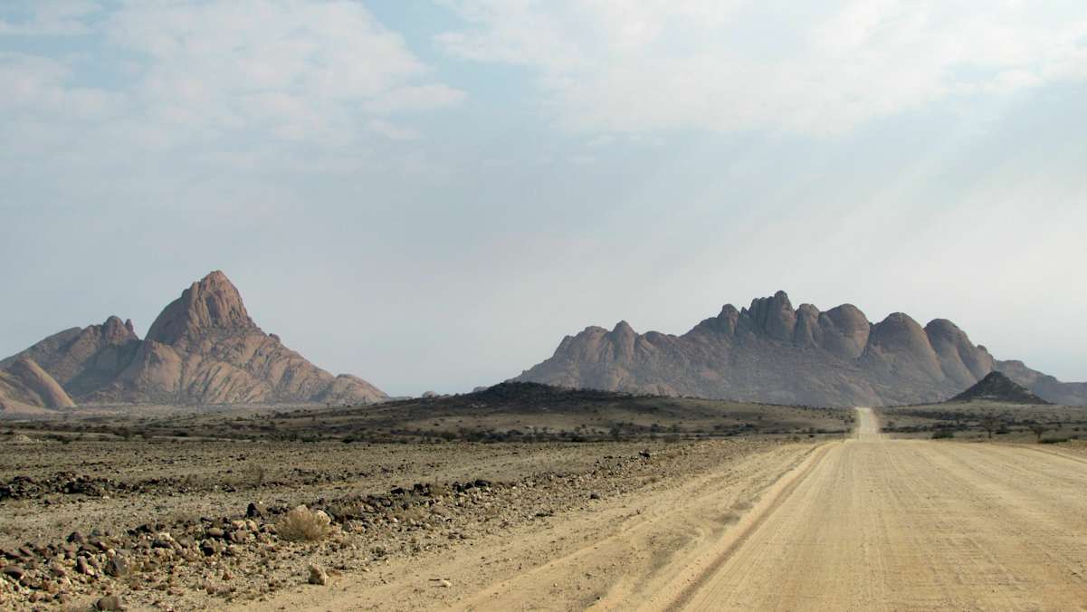Spitzkoppe (links) und Pontoks (rechts)