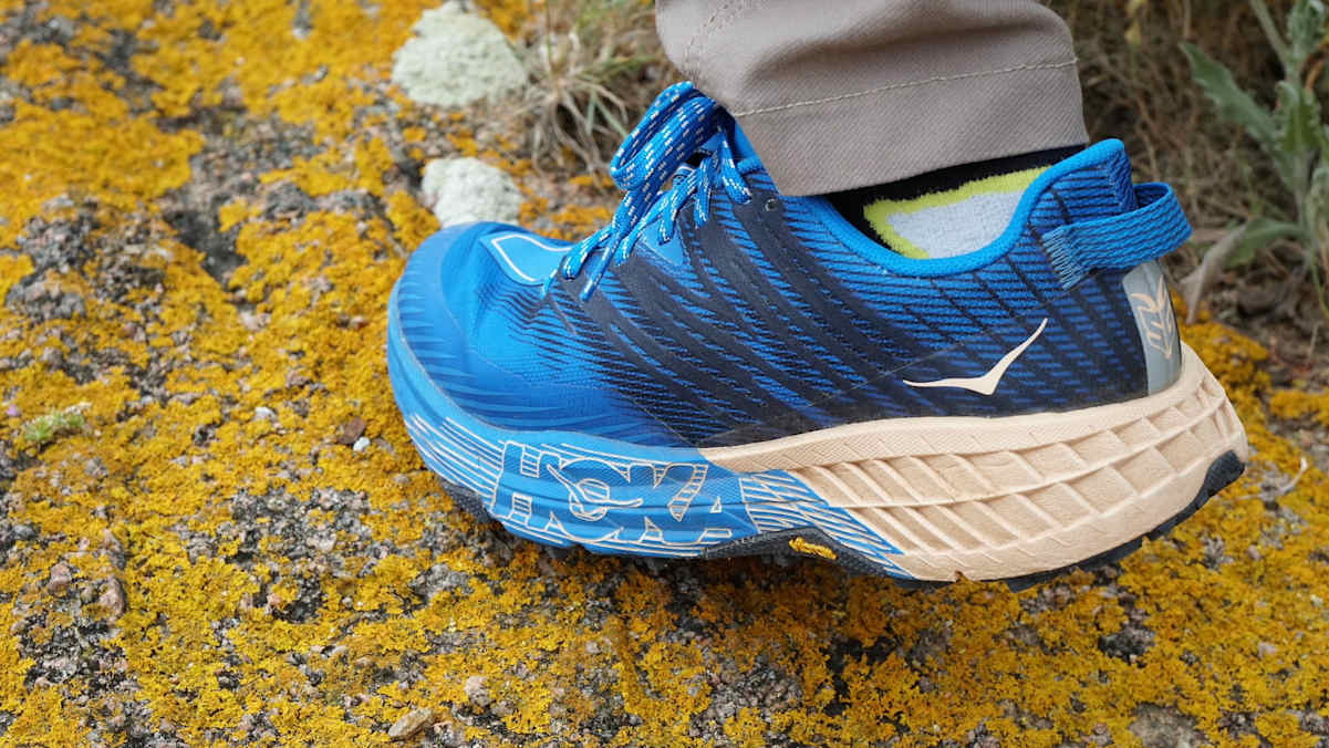 Bergauf viel Halt am Boden, bergab viel Halt im Schuh: Der Speadgoat 4 von HOKA