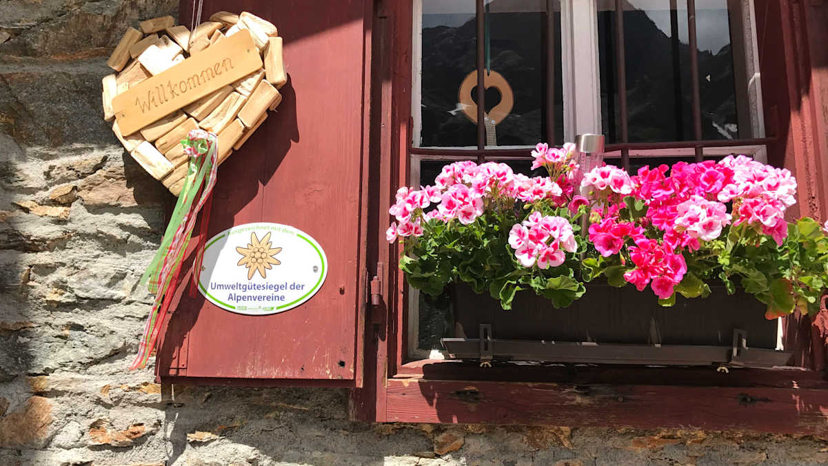 2003 erhielt die Hütte das Umweltgütesiegel des Österreichischen Alpenvereins