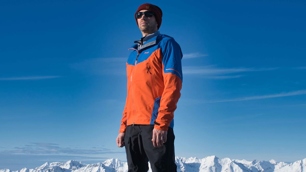 Eine Funktionsjacke ist die ideale Außenschicht für eine Winterbergtour