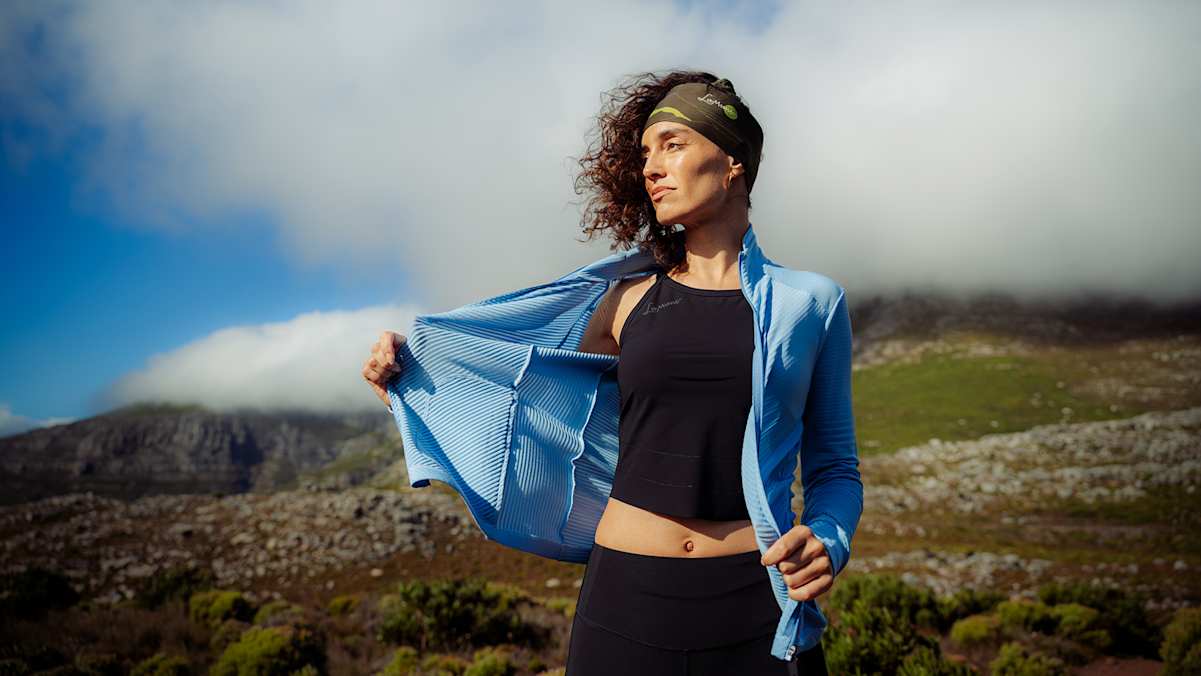 LaMunt Frau mit Fleece-Jacke in den Bergen