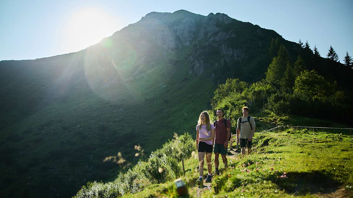 Kleinwalsertal Wandern in den Bergen, drei Menschen am Wandern