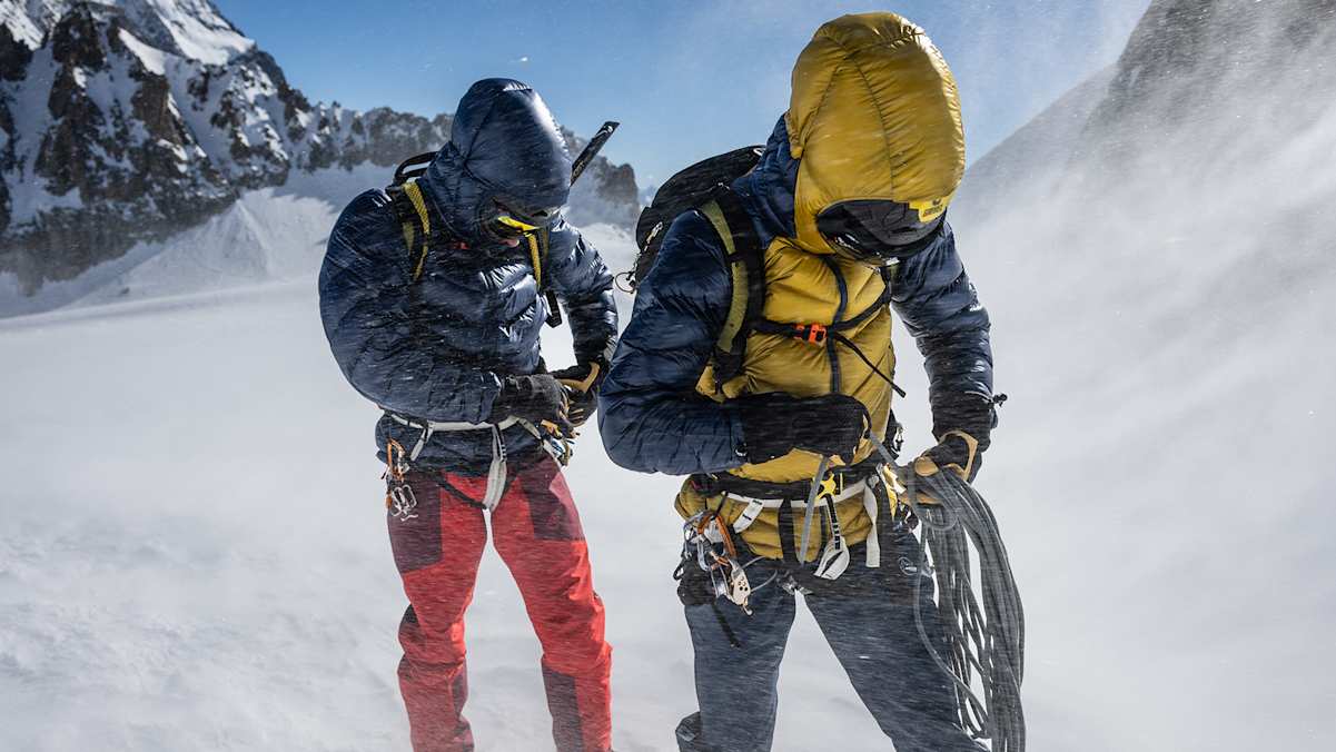 zwei männer in der la sportiva lumina down jkt beim klettern im schnee