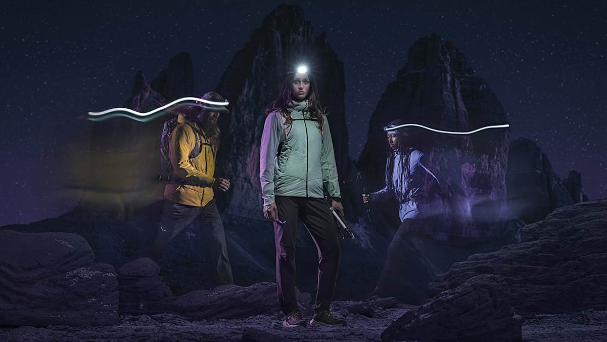 bild bei nacht, zwei frauen und ein mann laufen mit salewa gewand im dunklen mit stirnlampe