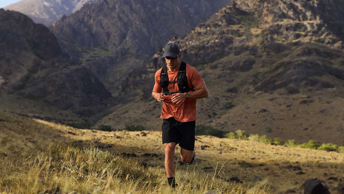Trailrunner mit HUAWEI WATCH GT 6 beim Lauf durch die Berge – Smartwatch für Ausdauer, Navigation und Training.