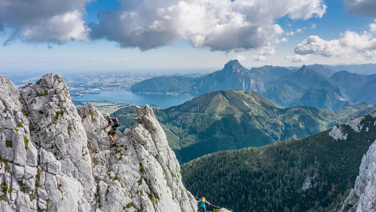 zwei Kletterer im Alberfeldkogel-Klettersteig, Blick auf das Salzkammergut und den Traunsee