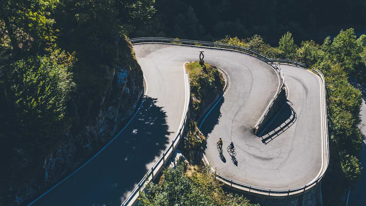 Rennradfahrer auf Alpenpass im Tessin auf den Serpentinen im Valle Onsernone