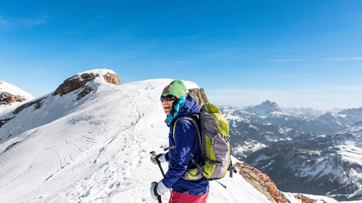 Ein Bergsteiger am Gipfel des Berges.