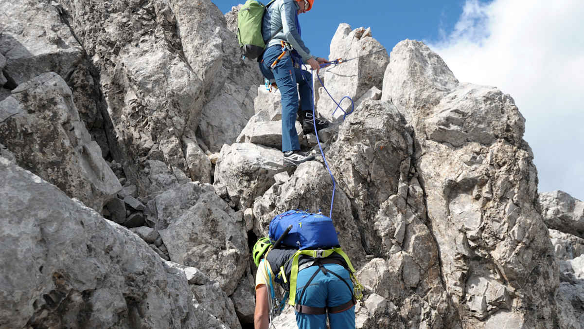 Fixpunkt-Sichern: Bei Absturzgefahr wird von Standplatz zu Standplatz (hier ein Felskopf) gesichert.