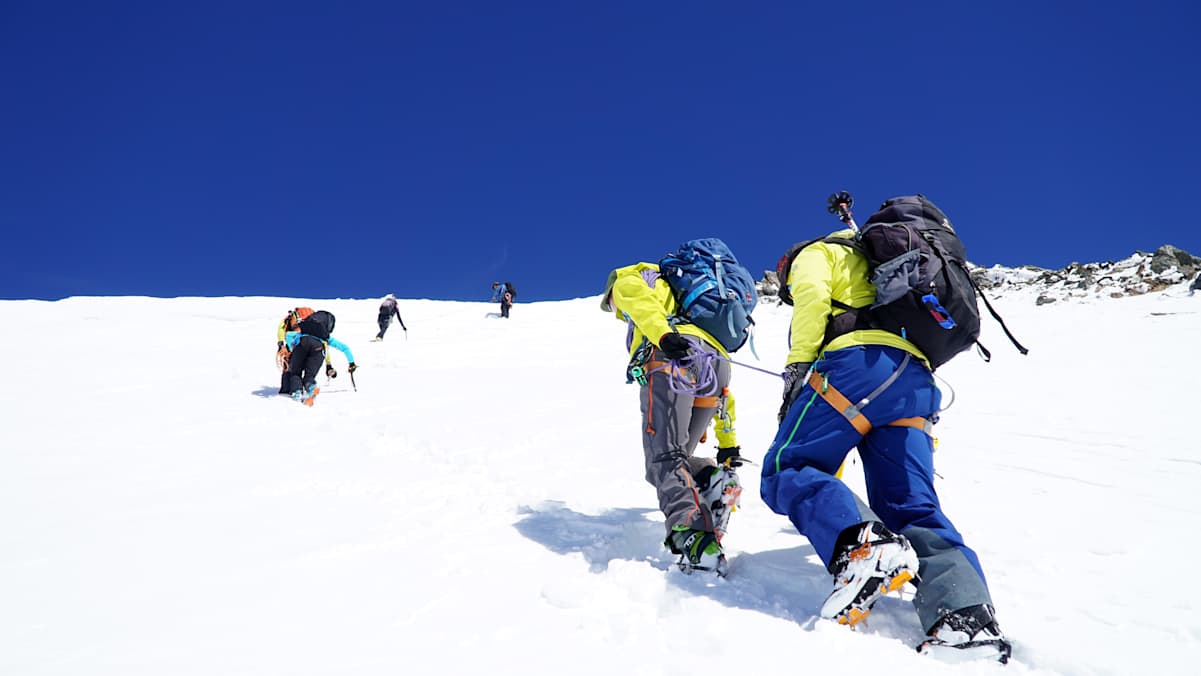 Kurzes Seil: Bei entsprechendem Gelände und Verhältnissen kann eine Person v.a. bei geführten Touren ans Kurze Seil genommen werden. Ein trainierter und konzentrierter Führer kann durch Zug am Seil verhindern, dass aus einem Stolperer ein Sturz entsteht.