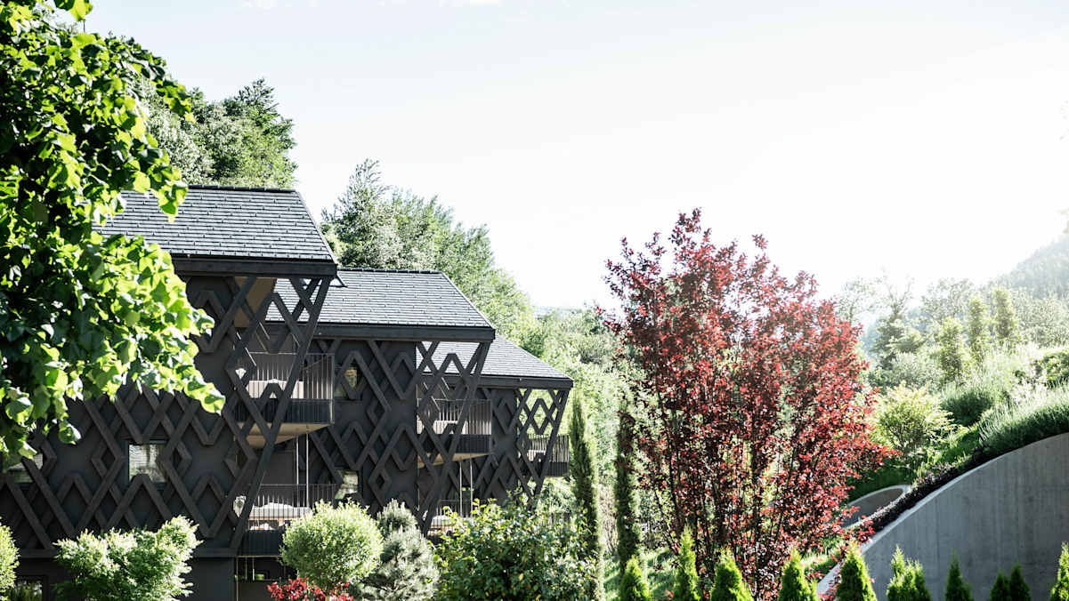 Apfelplantagen mit Dächern des Apfelhotels Torgglerhof