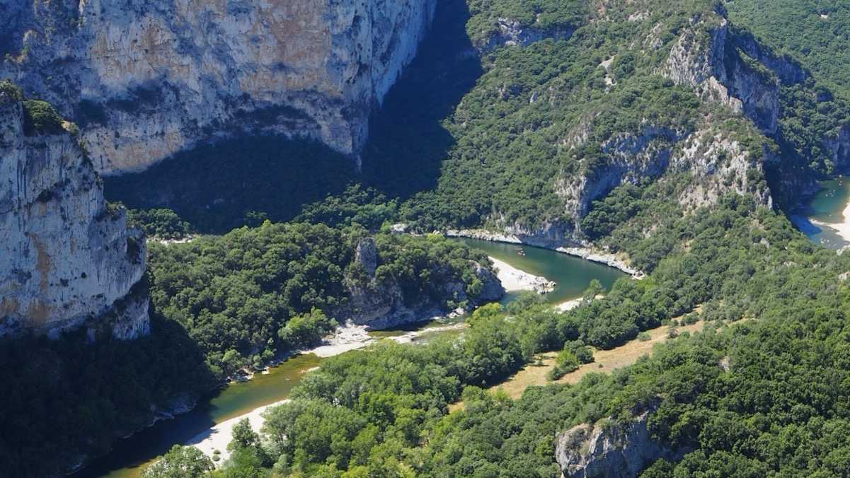 Obwohl es sich um eine sehr südlich gelegene Region handelt, , ist hier eine reiche Vegetation zu finden und eignet sich hervorragend für Wanderungen.
