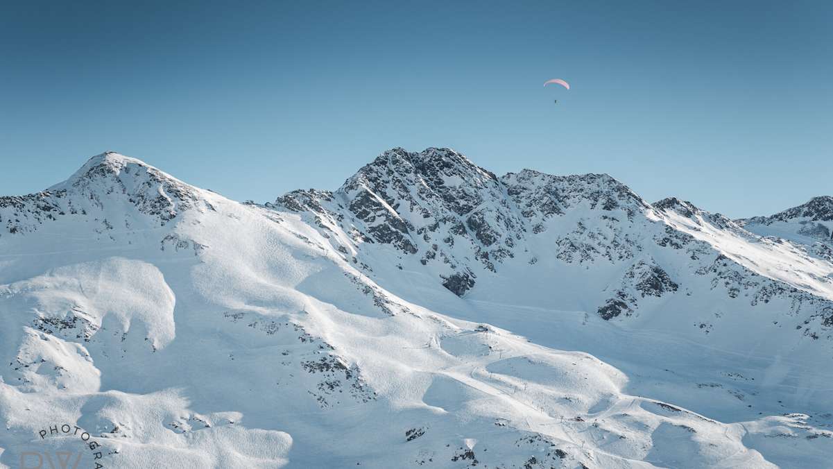 Im Winter ist die Thermik fürs Gleitschirmfliegen oft besonders gut.