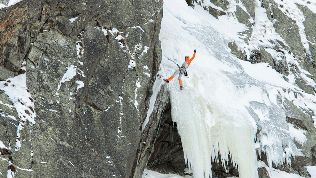Dani Arnold auf seinem Weg durch das Eis der westlichen Schöllenenwand