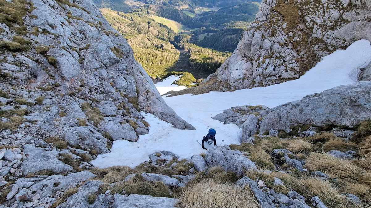 Im Sepplgraben kann bis weit in den Frühsommer hinein Schnee liegen.