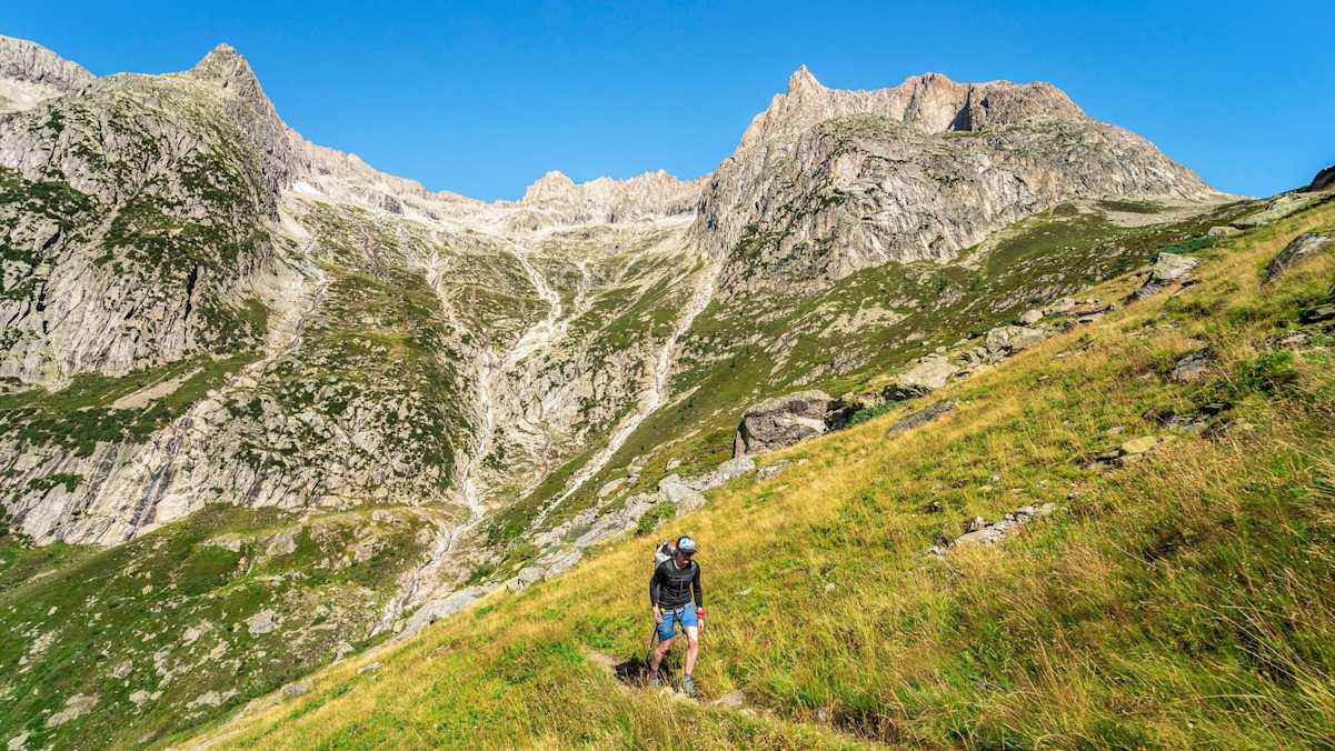 Ein Bergsteiger in der Alpenlandschaft.