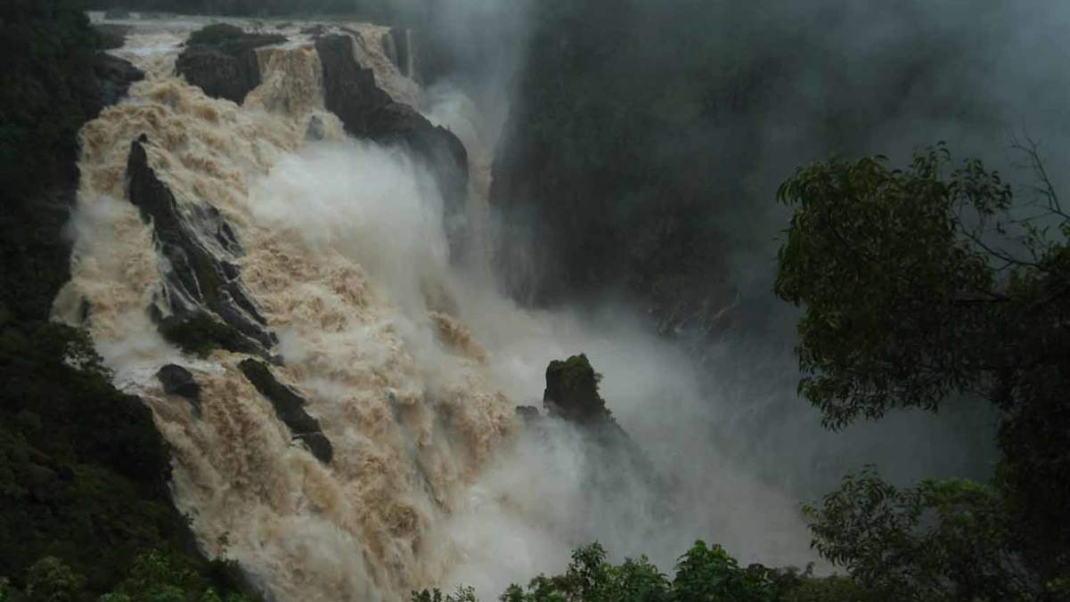 Extremwetter-Ereignisse werden immer häufiger und sind klare Anzeichen für den Klimawandel, im Bild die Barron Falls in Australien