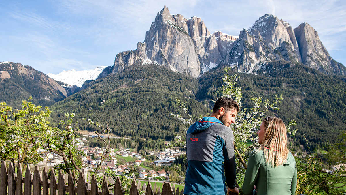 Ein Frühling, der schöner nicht sein könnte: Während im Tal die Obstbäume zu blühen beginnen, grüßen schneebedeckte Gipfel die Wanderer aus der Ferne.