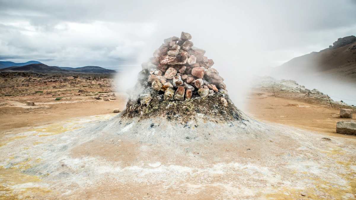 Námafjall mit heißem Wasserdampf der aus dem Erdinneren an die Erdoberfläche tritt