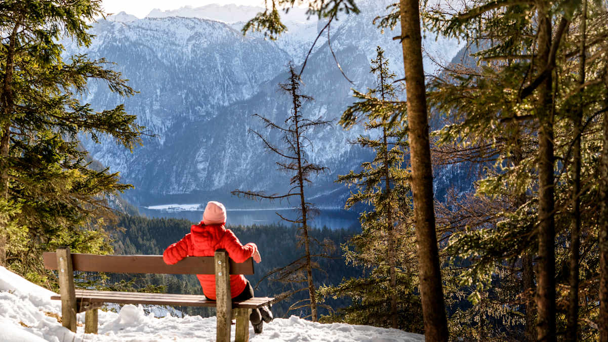 Eine Frau sitzt auf einer Bank