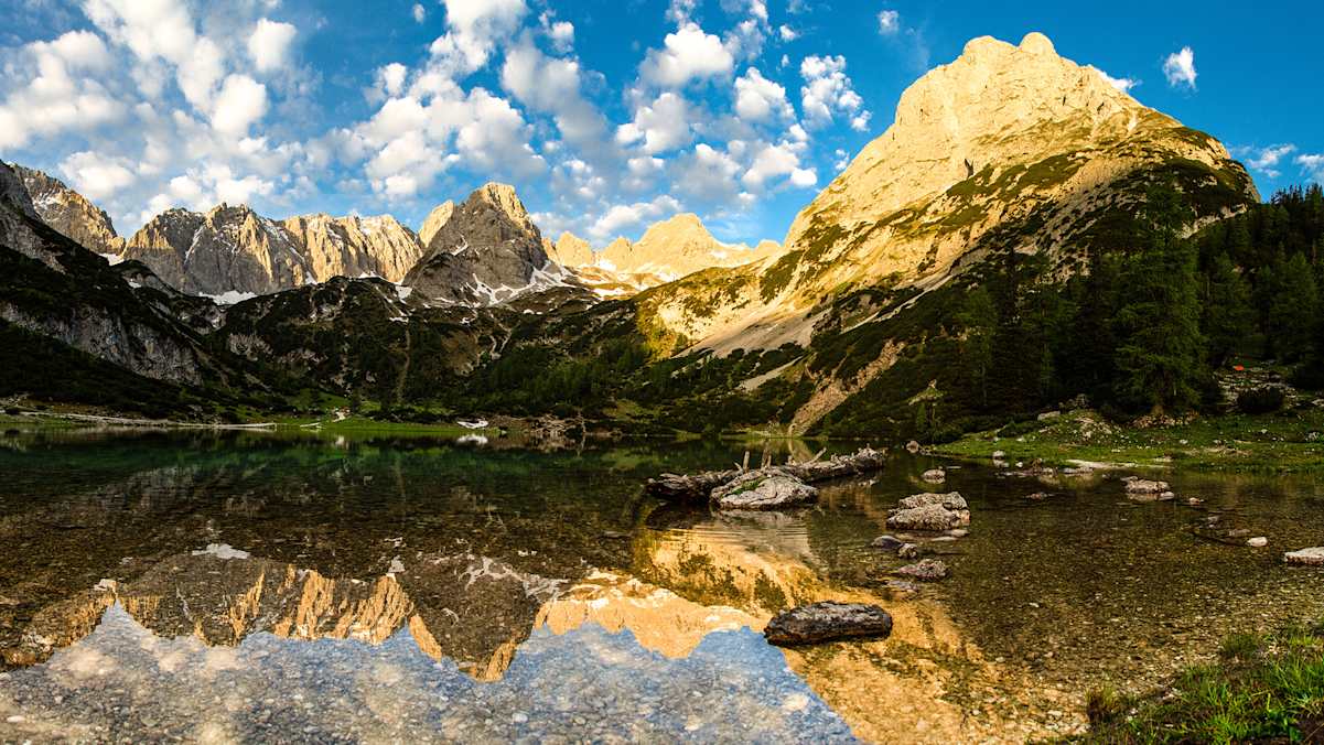 Ehrwalder Sonnenspitze und Vorderer Drachenkopf am Seebensee in Tirol