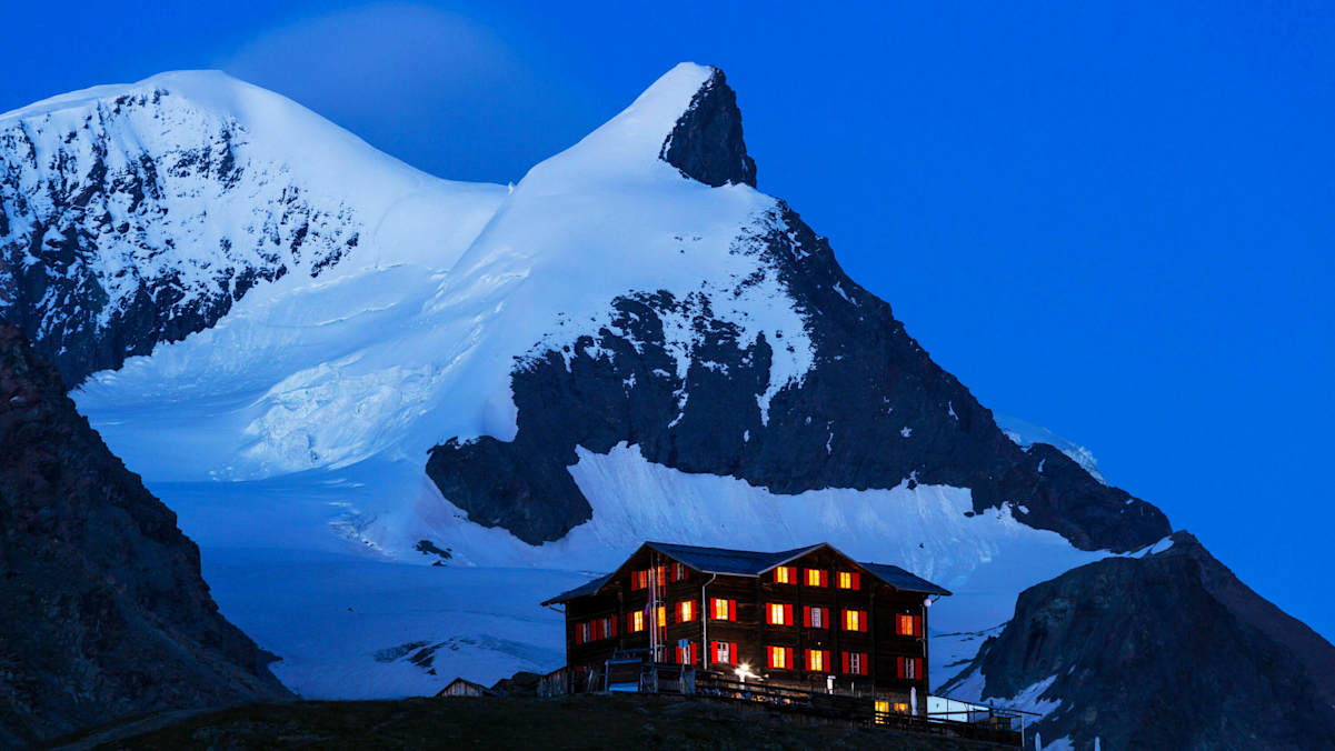 Walliser Alpen: Das Berghaus Fluhalp vor Strahlhorn und Adlerhorn