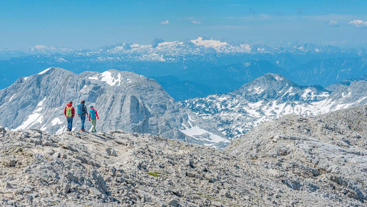 Wanderer gehen am Kamm entlang.