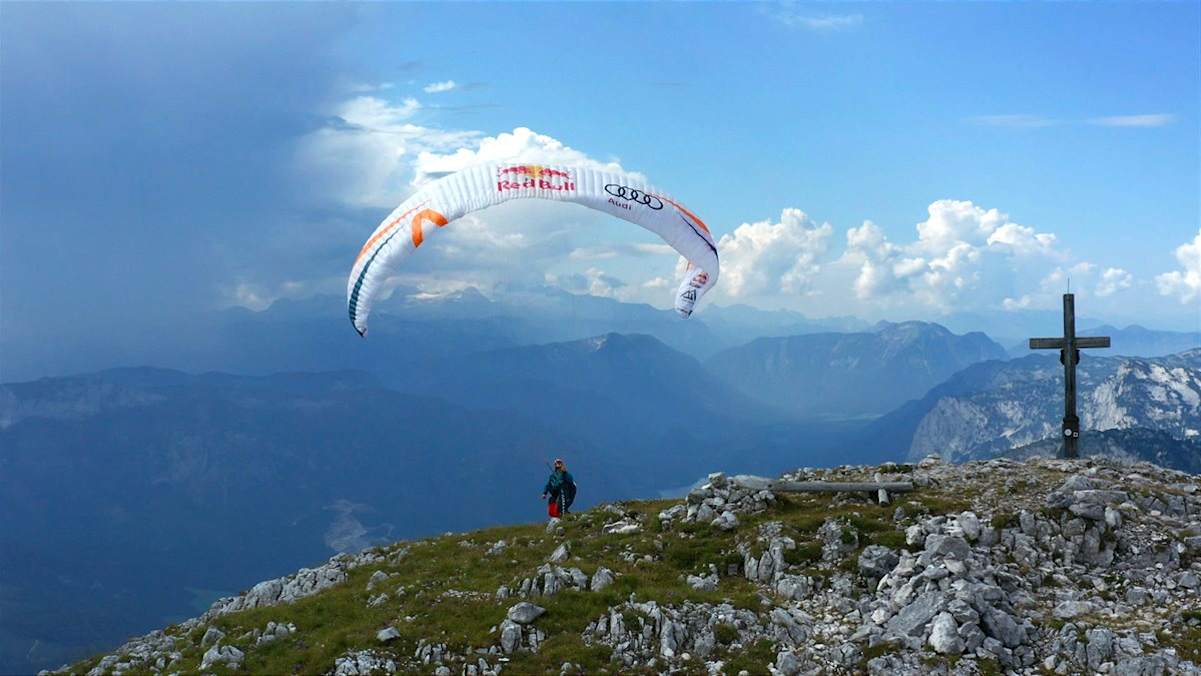Paragleiter bei Gipfelkreuz, Totes Gebirge