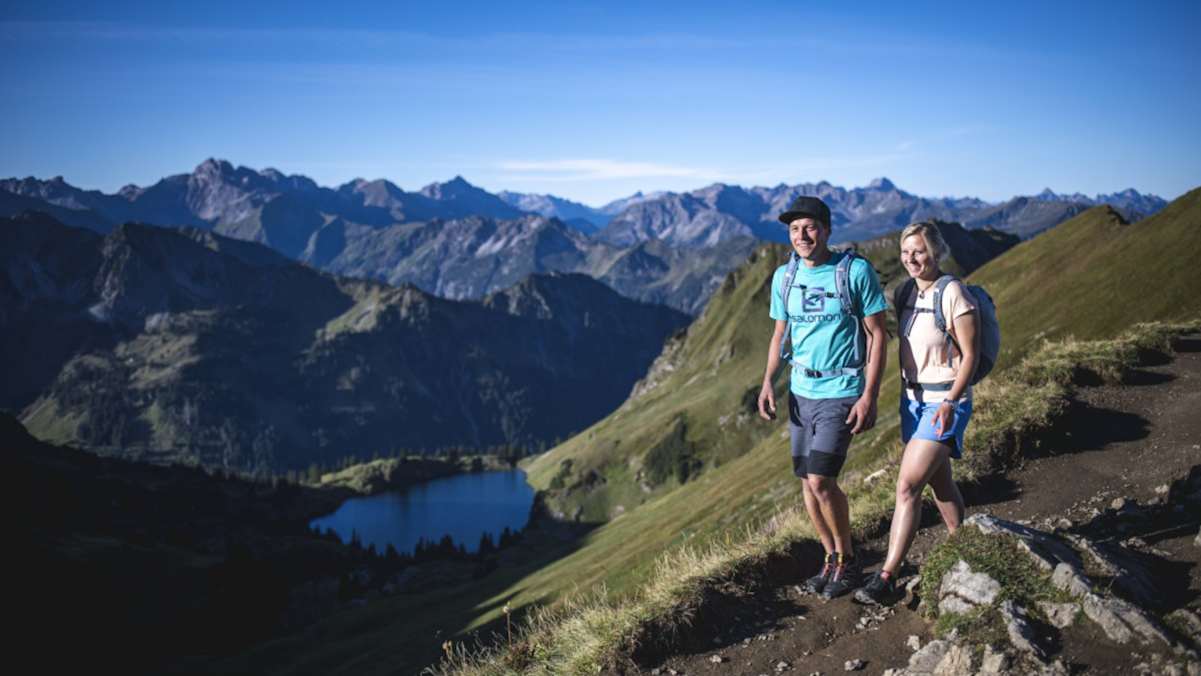 Der Höfatsweg von der Bergstation der Nebelhornbahn zum Zeigersattel eröffnet sagenhafte Tiefblicke auf den Seealpsee.