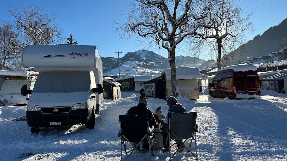 Auf dem Camping Vermeille im Berner Oberland übernachtet man direkt am Fuße des Skigebiets Gstaad.
