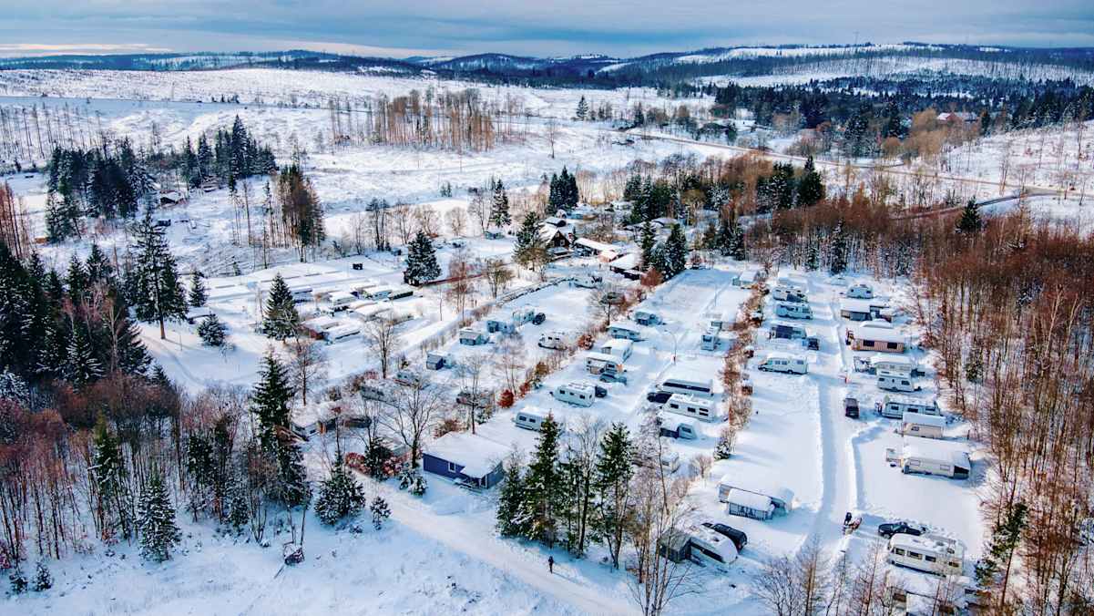 Der winterlich verschneite Camping Braunlage aus der Vogelperspektive.