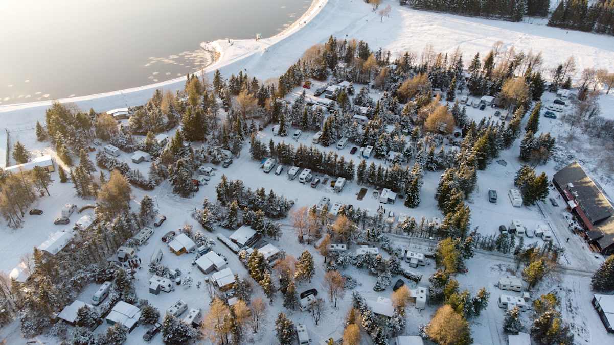 Luftaufnahme vom winterlich eingeschneiten Camping Galgenteich im sächsischen Erzgebirge.
