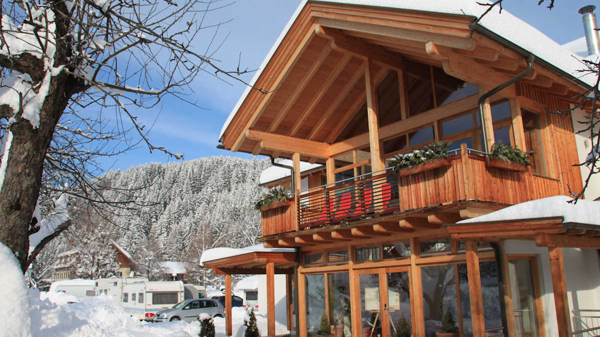 Ein großer Aufenthaltsraum sorgt im Alpencamp Kötschach-Mauthen für Gemütlichkeit.
