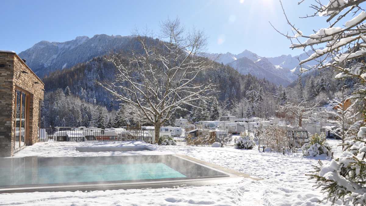 Im Alpencamp Nenzing schweben Wintersportler im siebten Himmel: Nach einem erlebnisreichen Tag im Schnee lädt das beheizte Freibad zum Entspannen ein.