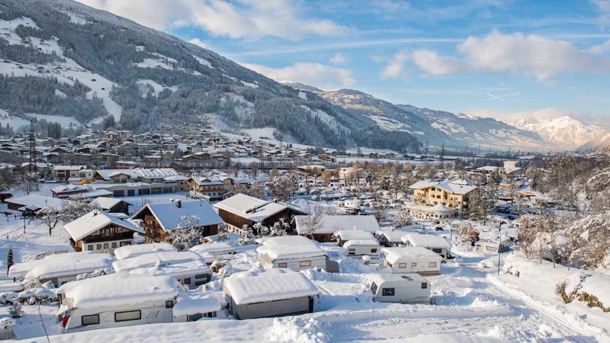 Blick auf das winterliche-weiße Aufenfeld Erlebnis Resort im Zillertal.
