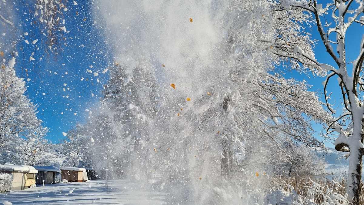 Auf dem Camping Unterägeri am Ägerisee glitzert der Schnee in der Sonne.