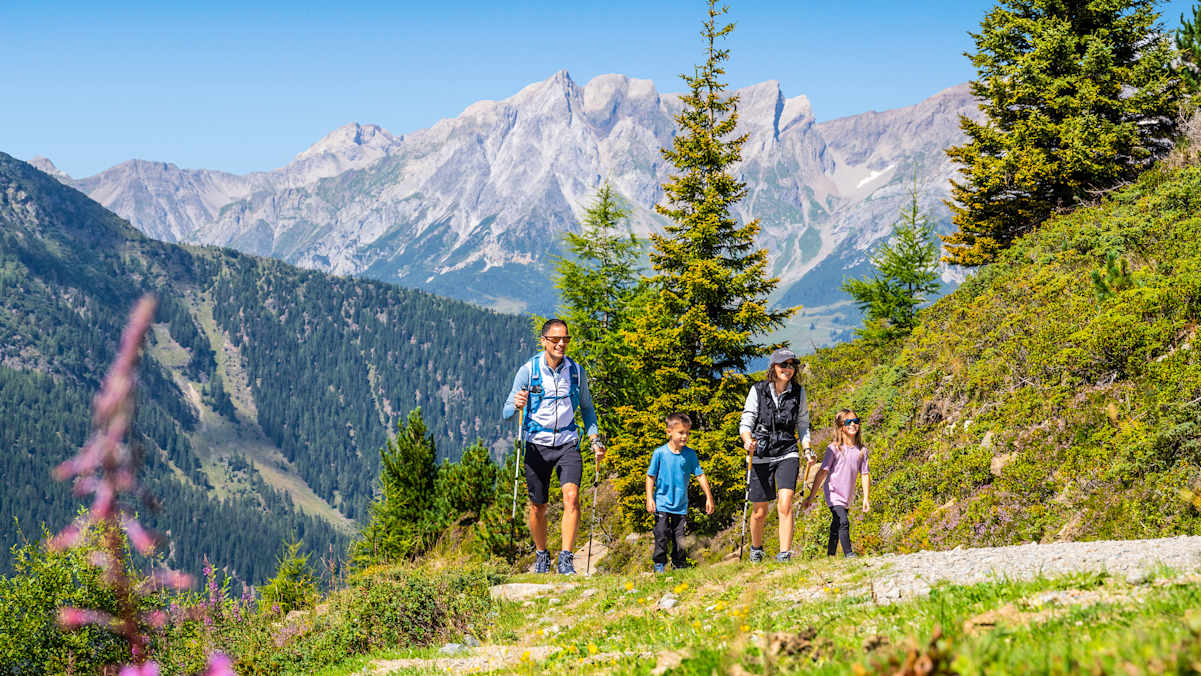Eine Familie geht im Paznaun wandern.