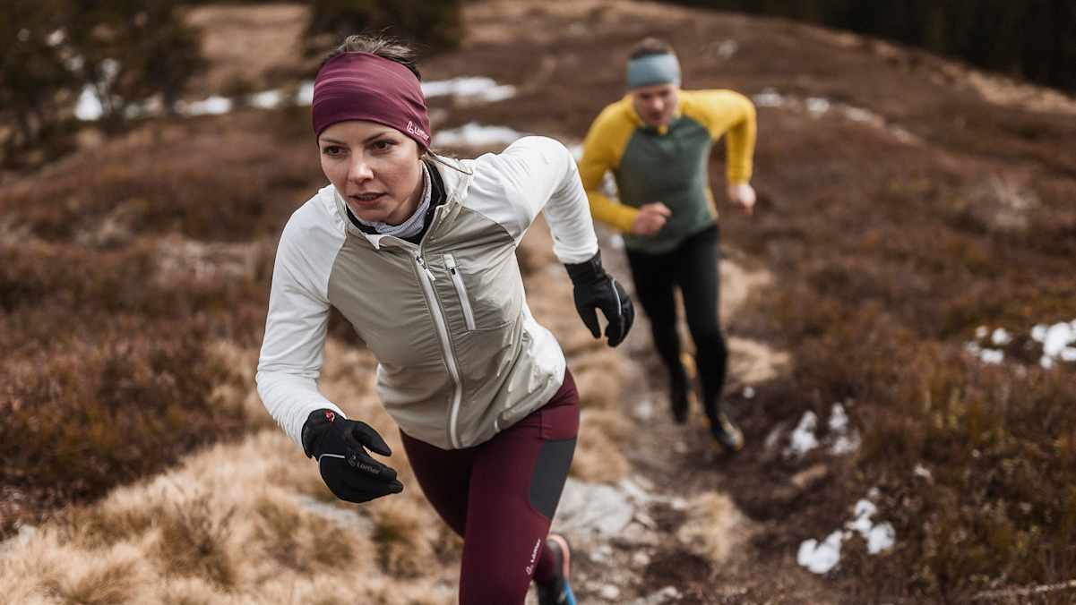 Zwei Läufer in den Bergen mit der neuen Nordic Kollektion von Löffler.