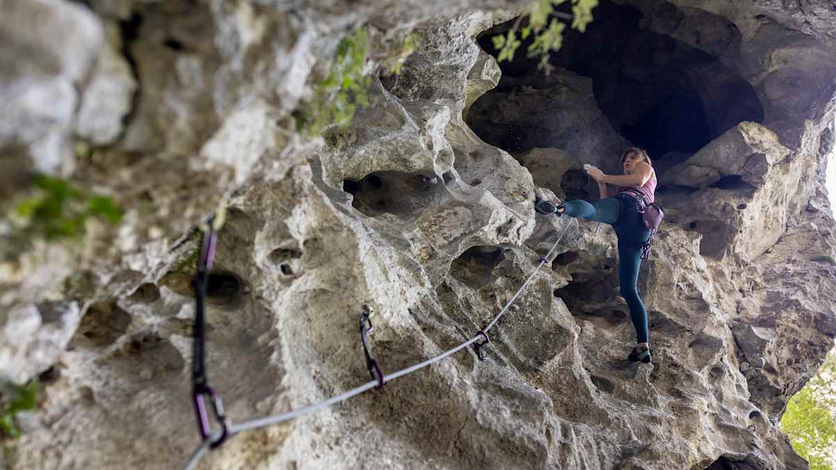 Beim Klettern am Fels endet die Route häufig in einem Ring, einer Kette oder zwei Laschen – dann musst du das Seil selbst umbauen