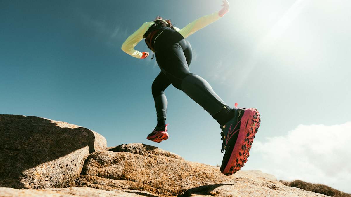 Leicht, flexibel und atmungsaktiv – eine gute Lauftight macht auf anspruchsvollen Trails jede Bewegung mit.