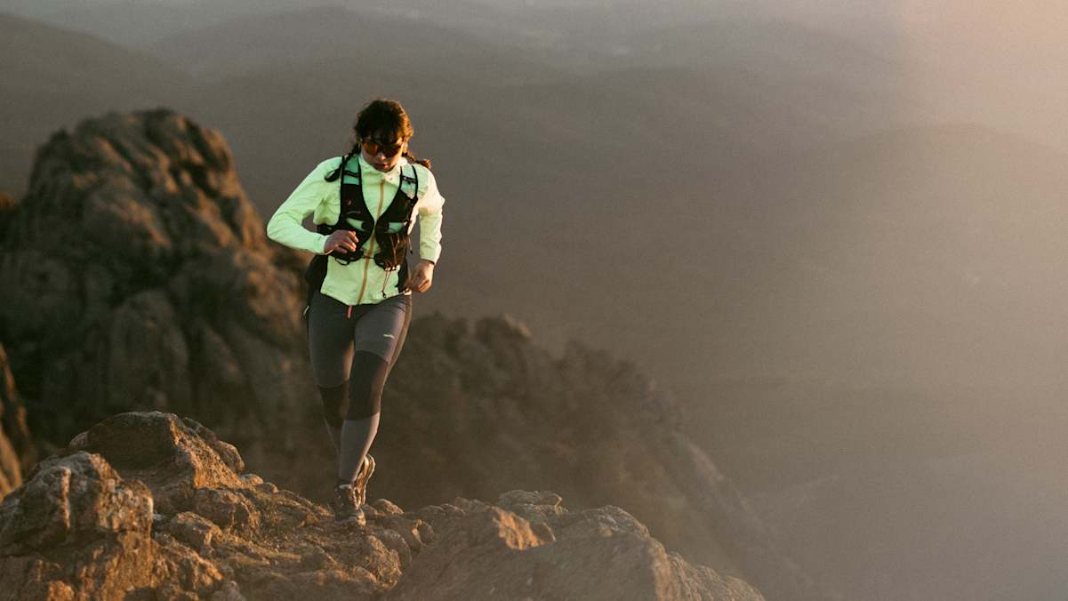 Das Wetter kann in den Bergen schnell umschlagen, eine Regenjacke gehört deshalb immer ins Gepäck.