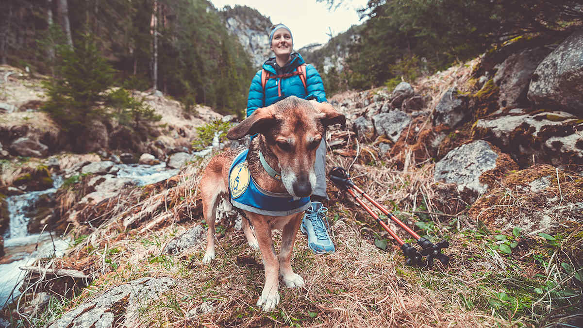 Mit ihrem treuen Begleiter, ihrem Hund Loui, erkundet die Alpinistin die schönsten Plätze der Welt und teilt ihre Abenteuer mit anderen.